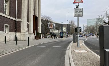 Die Installation einer modernen Hubpolleranlage als Durchfahrtssperre in der Mühlenstraße ist inzwischen abgeschlossen © Landeshauptstadt Düsseldorf, Dezernat für Mobilität und Umwelt