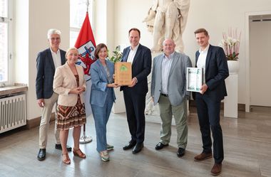 Verleihung des Gesundheitspreises (v.l.): Michael Wenninghof, BGF GmbH, Stefanie Betzer und Sabine Deutscher, AOK Rheinland/Hamburg, OB Dr. Stepan Keller, Personaldezernent Olaf Wagner und Sascha Martini, Betriebliches Gesundheitsmanagement, Foto: Zanin