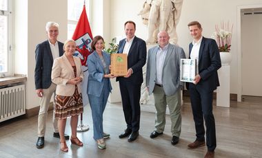 Verleihung des Gesundheitspreises (v.l.): Michael Wenninghof, BGF GmbH, Stefanie Betzer und Sabine Deutscher, AOK Rheinland/Hamburg, OB Dr. Stepan Keller, Personaldezernent Olaf Wagner und Sascha Martini, Betriebliches Gesundheitsmanagement, Foto: Zanin