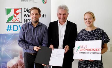 NRW-Digitalminister Prof.Dr.Pinkwart (mitte) übergab am 23. Juli den Förderbescheid an digihub-Geschäftsführer Peter Hornik und Maria Hertleif © MWIDE NRW/R. Sondermann.
