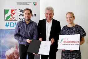 NRW-Digitalminister Prof.Dr.Pinkwart (mitte) übergab am 23. Juli den Förderbescheid an digihub-Geschäftsführer Peter Hornik und Maria Hertleif © MWIDE NRW/R. Sondermann.