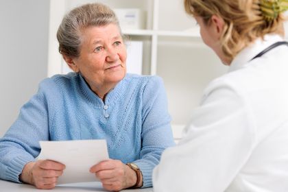 Ältere Frau ist mit einer Ärztin im Gespräch, Foto: Fotolia