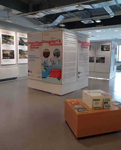 Aussttellung der Gewinnerfotos der internationalen Fotowettbewerbe "Klimaanpassung am Fluss" aus 2021 und 2025 in der Zentralbibliothek Düsseldorf im Rahmen der Woche der Klimaanpassung 2026