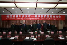 Gruppenbild von OB Geisel und der Düsseldorfer Delegation im Militärkrankenhaus Xinqiao