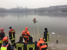 Die Düsseldorfer Feuerwehr bei einer Rettungsübung auf dem Eis.