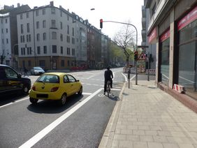 Der neue Radweg auf der Worringer Straße ist das erste Teilstück der 1,3 Kilometer langen Fahrradachse Karlstraße - Worringer Straße. Foto: Amt für Verkehrsmanagement