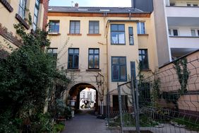 Künftig wird ein Erweiterungsbau im Hinterhof die Tordurchfahrt überspannen. Er wird den Zugang zur Treppe und zum Aufzug umfassen; Foto: Michael Gstettenbauer