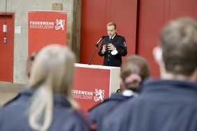 Feuerwehrchef David von der Lieth schwor die neuen Mitarbeitenden in seiner Rede auf ihre neue Aufgabe ein. Foto: Landeshauptstadt Düsseldorf / Ingo Lammert
