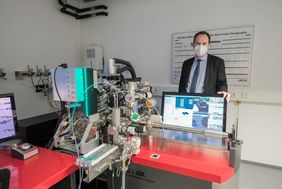 Oberbürgermeister Dr. Stephan Keller in einem Labor, in dem Materialien bis auf ihre atomare Struktur untersucht werden können und geforscht wird, wie diese Analysen helfen, Thermoelektrika noch effizienter zu machen