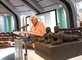 Der Sohn des Künstlers, der Bildhauer Peter Rübsam, berichtete im Rahmen der Veranstaltung in der Tonhalle von seinen persönlichen Gesprächen mit seinem Vater über das Denkmal; Foto: Melanie Zanin