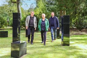 Auf dem Nordfriedhof gibt es jetzt einen Urnenstelenhain: (v.l.) Beigeordneter Jochen Kral, Gartenamtsleiterin Doris Törkel und Stefan Süß, Leiter des Nordfriedhofs, haben den Urnenstelenhain offiziell eröffnet; Fotos: Zanin
