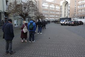 Bereits am Morgen des ersten Öffnungstags des "Impfzentrum 2.0" am Hauptbahnhof bildeten sich lange Warteschlangen. Foto: David Young