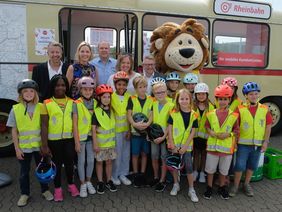 Verkehrssicherheitstage 2023: Holger Odenthal, Stadt, Katrin Hegemann, Verkehrswacht, Ralph Heuts, Polizei, Christine Schilmar, Schulamt, Michael Richarz, Rheinbahn, Lookie (obere Reihe v.l.) + Kinder der Sternwartschule. Foto: Wilfried Meyer 