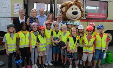 Verkehrssicherheitstage 2023: Holger Odenthal, Stadt, Katrin Hegemann, Verkehrswacht, Ralph Heuts, Polizei, Christine Schilmar, Schulamt, Michael Richarz, Rheinbahn, Lookie (obere Reihe v.l.) + Kinder der Sternwartschule. Foto: Wilfried Meyer 