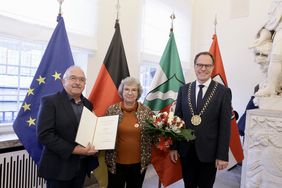 Verleihung der Bundesverdienstmedaille an Birgitta Horster: v.l. Michael und Birgitta Horster, Oberbürgermeister Dr. Stephan Keller; Fotos: Lammert