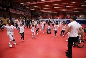 Beim Para Sport Day stellten Sportvereine aus Düsseldorf ihre Para-Sportangebote mit einem aktiven Schnuppertraining für Kinder der zweiten bis fünften Klassen im Deutschen Tischtennis Zentrum vor