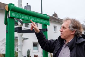 Der Beigeordnete für Umwelt und Mobilität, Jochen Kral, bei der Vorstellung des Stadtbaumkonzeptes an einer frisch gepflanzten Ulme mit Dreibock-Stütze in der Meineckestraße.