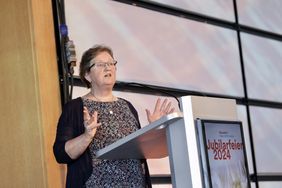 Katharina Lang, Vorsitzende des Gesamtpersonalrats der Landeshauptstadt Düsseldorf, bei ihrer Rede auf der Jubilarfeier 2024 in der Rheinterrasse. Foto: Lammert