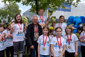 Siegerehrung mit dem Vorsitzenden des Sportausschusses, Burkhard Albes
© Landeshauptstadt Düsseldorf/Uwe Schaffmeister 