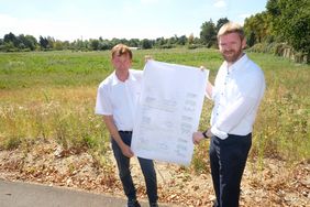 Stadtdirektor Burkhard Hintzsche (l. und Florian Dirszus, stellvertretender Leiter des Schulverwaltungsamts, zeigen das Baufeld für das neue Gymnasium an der Vöklinger Straße. Foto: Michael Gstettenbauer