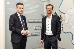 Überprüfung der Straßennamen: Dr. Benedikt Mauer (Stadtarchiv) und Dr. Bastian Fleermann (Mahn- und Gedenkstätte) stellten die Arbeit des wissenschaftlichen Beirats vor, in dem die Prüfung einzelner Straßennamen diskutiert wird; Foto: Melanie Zanin