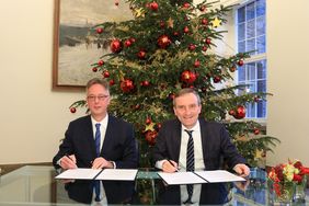 Unterzeichneten eine Vereinbarung zur besseren Versorgung von Wohnungslosen mit Wohnraum: Oberbürgermeister Thomas Geisel und Thomas Hummelsbeck, Vorsitzender der Arbeitsgemeinschaft Düsseldorfer Wohnungsunternehmen (v.r.). Foto: Ingo Lammert
