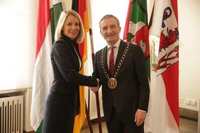 Oberbürgermeister Thomas Geisel empfing die neue ungarische Generalkonsulin, Dr. Hanna Mária Hittner, im Jan-Wellem-Saal des Rathauses. Foto: David Young