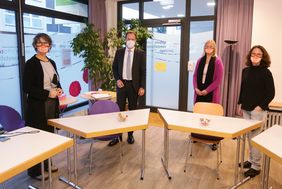 Luzia Kleene (v.l.) mit Oberbürgermeister Dr. Stephan Keller, Etta Hallenga und Eva Inderfurth in der Frauenberatungsstelle Düsseldorf; Foto: Young