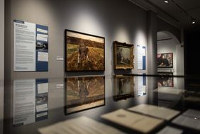 Blick in die Ausstellung "Entrechtet und beraubt. Der Kunsthändler Max Stern" im Stadtmuseum Düsseldorf