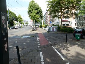 Die Einmündung Engerstraße in die Grafenberger Allee vor dem Umbau: Radfahrende müssen die Kreuzung über zwei abgesenkte Bordsteine passieren. Foto: Amt für Verkehrsmanagement