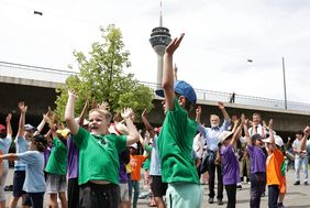Kinder der Regenbogenschule bei der Auftaktveranstaltung zur Woche der Generationen am Dienstag, 21. Juni. Foto: David Young
