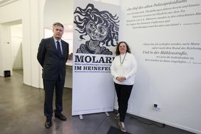 Die beiden Kuratoren der Ausstellung Dr. Bastian Fleermann und Hildegard Jakobs präsentierten die Sonderausstellung "Molari im Heinefeld". Foto: Landeshauptstadt Düsseldorf/David Young