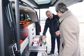 Jörg Bruns (Leiter Außendienste des Ordnungsamtes, l.) stellt Ordnungsdezernent Christian Zaum die Ausstattung der neuen Mercedes E-Fahrzeuge vor. Foto: David Young