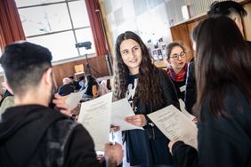 Beim Treffen der Düsseldorfer "Courage-Schulen" am 10. April wurden über die weitere Zusammenarbeit diskutiert. Foto: Zanin