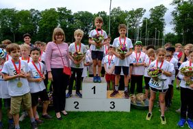 Siegerehrung Petit Départ am 2.6.18 im Rather Waldstadion mit Bürgermeisterin Klaudia Zepuntke