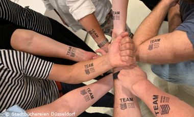 Foto von neu Armen mit temporärem Tattoo: Team Bibliothek des Jahres 2023