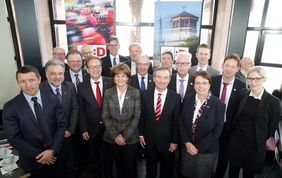 Oberbürgermeister, Landräte, Bürgermeisterinnen und Bürgermeister beim Tour-Gipfel im Düsseldorfer Schlossturm. Foto: Ingo Lammert 