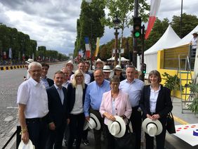 Die Düsseldorfer Delegation beim Finale der Tour de France in Paris 