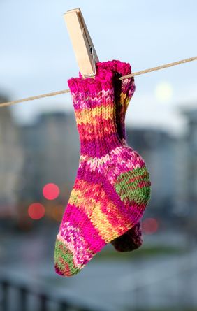 Mehr als 12.000 solcher Söckchen haben Seniorinnen und Senioren ehrenamtlich für die Düsselbabys gestrickt. Foto: Schaffmeister