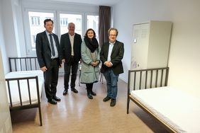 Eröffneten die neue Notschlafstelle (v.l.): Stadtdirektor Burkhard Hintzsche, Peter Hinz, Geschäftsführer "franzfreunde", Amtsleiterin Miriam Koch und Jürgen Plitt, Leiter Geschäftsbereich Wohnungslosenhilfe der "franzfreunde"; Foto: Gstettenbauer