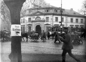 Nach Ende des Ersten Weltkriegs kehren die  deutschen Truppen  Ende 1918 zurück, hier der Vorbeizug am Hofgärtnerhaus