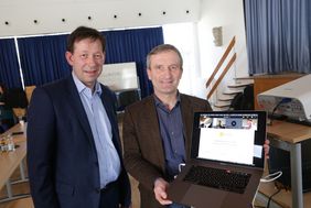 Stadtdirektor Burkhard Hintzsche (l.) und Oberbürgermeister Thomas Geisel stellten die Lernplattform "Its learning" vor, die den Schulen der Landeshauptstadt Düsseldorf kurzfristig zur Verfügung stehen wird; Foto: Lammert