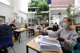 Bei der Jugendberufshilfe werden die Hygienekits für Senioren in Umschläge gesteckt und für den Versand vorbereitet. Foto: Ingo Lammert