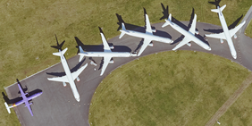 Das Luftbild aus April 2020 zeigt viele parkende Flugzeuge, eine Auswirkung der Coronapandemie. Foto: Aerowest GmbH