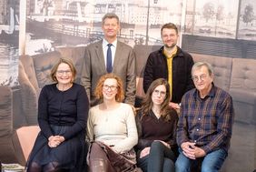 Volksbühne-Vorsitzender Werner Sesterhenn, Kuratorin Christiana Vollmert, Volksbühnemitarbeiterin Marina Lukas, und Sesterhenns Vertretungen Klaudia Zepuntke und Peter Haseley mit Theatermuseumsleiter Sascha Förster
