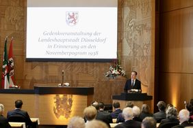 Oberbürgermeister Dr. Stephan Keller während der zentralen Gedenkstunde der Landeshauptstadt im Plenarsaal des Rathauses. Foto: Lammert