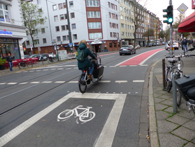 Auf der Bilker Allee - hier im Bild - und der Oberbilker Allee sind bisher provisorisch markierte Radfahrstreifen, die teilweise stark verblasst waren, auf einer Gesamtlänge von rund 1,7 Kilometern dauerhaft markiert worden.