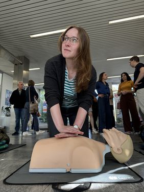 Wiederbelebung an der Übungspuppe © Gesundheitsamt Düsseldorf