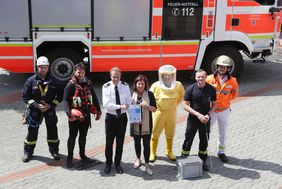 Feuerwehrdezernentin Helga Stulgies mit Branddirektor David von der Lieth bei der Vorstellung der Bilanz 2017 mit Mitgliedern von Sondergruppen der Feuerwehr. Foto: Ingo Lammert