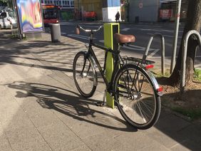 50 Radständerstelen, die sich in Farbe und Form an den Lichtstelen orientieren, stehen an der Friedrich-Ebert-Straße den Fahrradfahrern zur Verfügung. Foto: Amt für Verkehrsmanagement